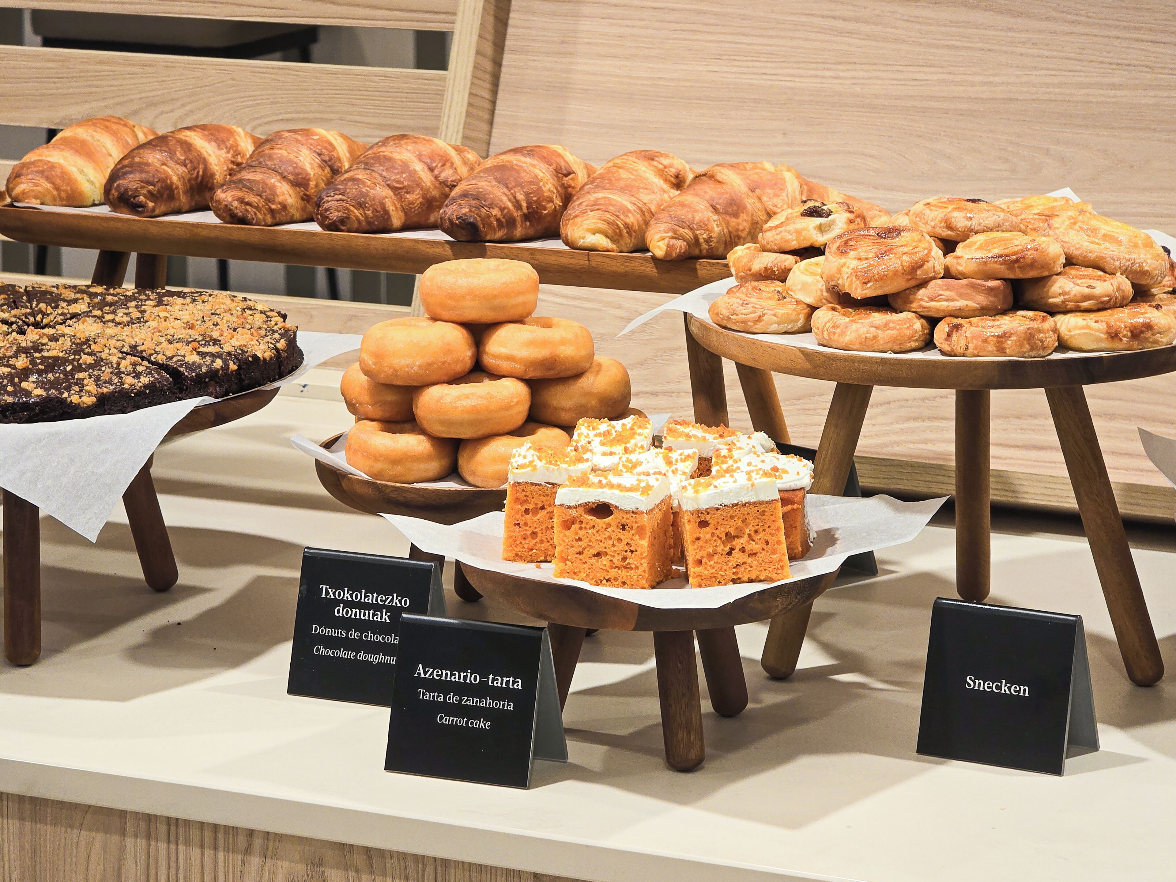 Een bakkerijdisplay met diverse gebakken producten.
