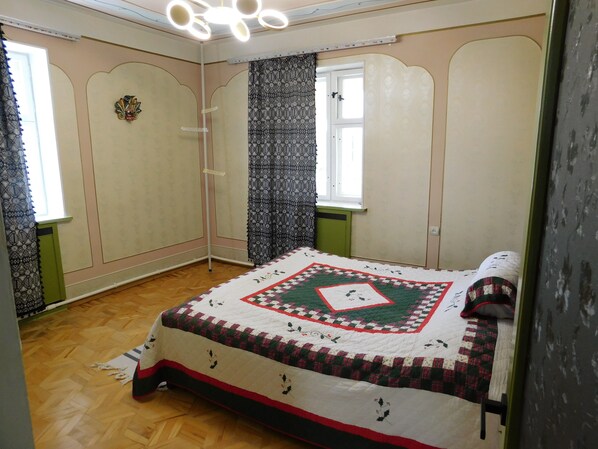 4 makuuhuonetta, silitysrauta/-lauta, ilmainen Wi-Fi, vuodevaatteet