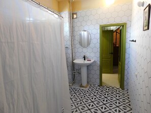 Regadera, secadora de cabello, toallas, jabón 