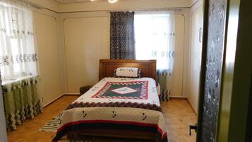 4 bedrooms, iron/ironing board, free WiFi, bed sheets