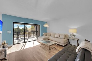 TV - Forest Village 202. 2 Bed 2 Bath Condo Close to Beach (Fort Myers)