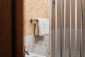 Dusche, Haartrockner, Bidet, Handtücher
