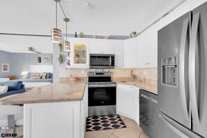 Een koelkast, een microgolfoven, een oven, een kookplaat