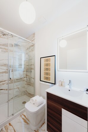 Apartament Deluxe, 1 dormitori (Anjos 3ºR) | Bany | Dutxa, assecador de cabells, tovalloles i sabó 