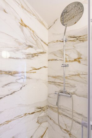 Shower, hair dryer, towels, soap - Anjos Apartments (Lisbon)