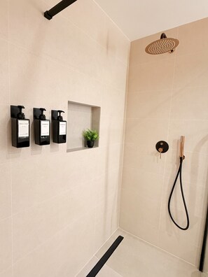 Shower, hair dryer, towels - VidaCalma Apto 1 (Valencia)