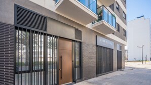 Um edifício moderno com uma placa que diz 'VIDA CALMA APARTAMENTOS'.