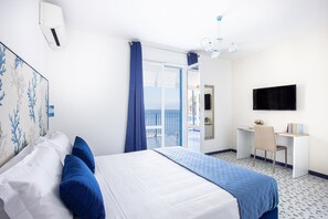 1 chambre, coffre-fort, bureau, fer et planche à repasser