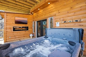 Indoor spa tub - New Cabin Rental-Bowling Alley-Hot Tub-Adjustable Beds-Luxury Cabin Rentals (Sevierville)
