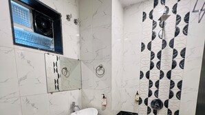 Kylpyhuone, jossa on wc, pesuallas ja suihku.