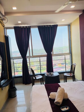 Couple Room with View (Non AC) - Hotel Nisha (Mahabaleshwar)
