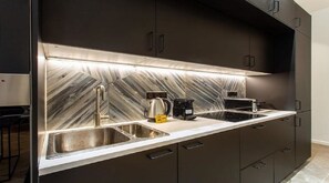 Réfrigérateur, micro-ondes, four, plaque de cuisson