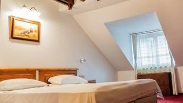 Caja de seguridad en la habitación y tabla de planchar con plancha