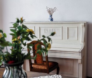 Deluxe Apartment, City View | Interior - Hotel Traube (Mediaș)