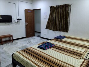 Family Room, Hill View | Desk - Sri Meenakshi Residency (Tiruvannamalai)