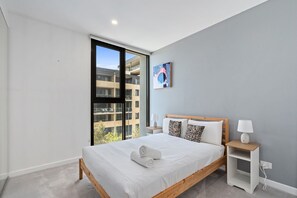 2 bedrooms, laptop workspace, bed sheets - Elegant 3-bed Apt With Park Views in Campbell (Canberra)