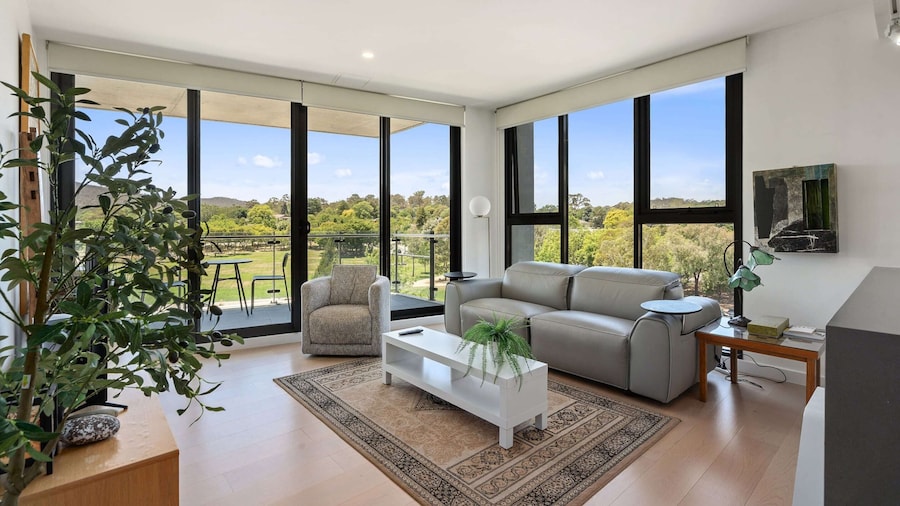 Elegant 3-bed Apt With Park Views in Campbell