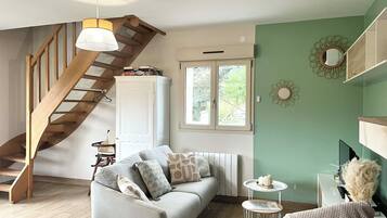 Tv, bordsfotboll och en stereo