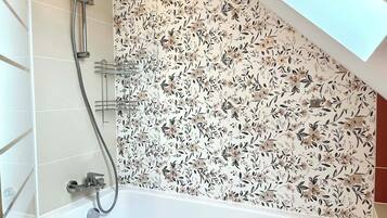 Secadora de cabello y papel de baño