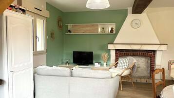 Televisio, pöytäjalkapallopöytä, stereot