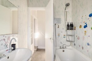 House, 2 Bedrooms | Bathroom - 2 Bedroom House With Free Parking (Manchester)