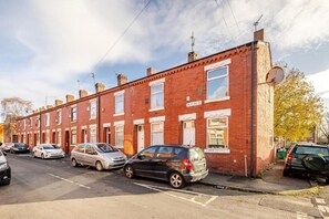 Exterior - 2 Bedroom House With Free Parking (Manchester)
