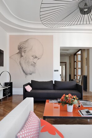 Smart TV, DVD player, livros, aparelho de som