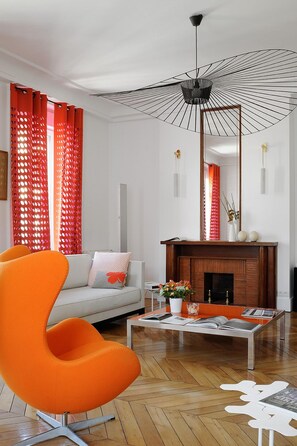 Smart TV, DVD player, livros, aparelho de som