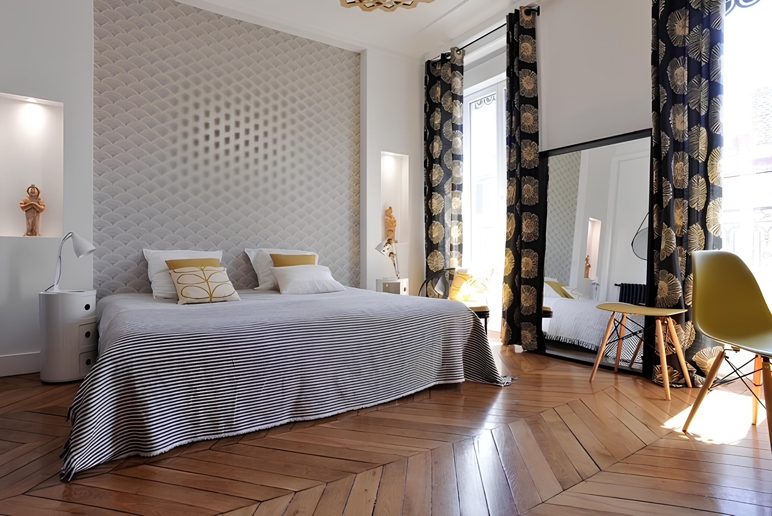 1 quarto, escrivaninha, ferros/tábuas de passar roupa, berço de viagem