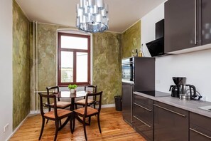 Frigorifero, forno, piano cottura, lavastoviglie