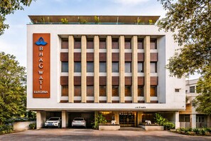 Um edifício moderno com uma placa que diz 'BHACWATI LUXURIA'.