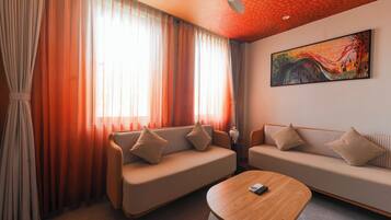 Suite Présidentielle, vue ville | Coin séjour | Écrans d'ordinateur, imprimantes