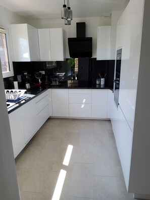 Microondas, horno, parrilla de estufa y lavavajillas 