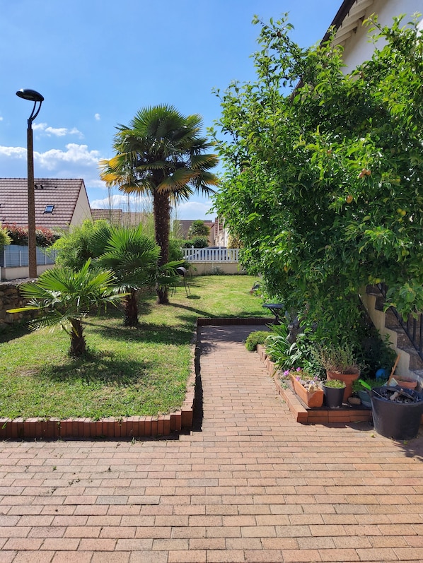 Unclassified image, 1 of 18, button - Vrbo Property (Bondoufle)