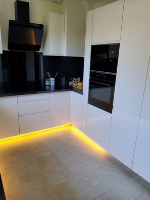 Microonde, forno, piano cottura, lavastoviglie