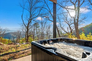 Outdoor spa tub - New! 5BR Pool Cabin w/MTN Views! Hot Tub*Fire Pit (Sevierville)