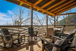 Outdoor dining - New! 5BR Pool Cabin w/MTN Views! Hot Tub*Fire Pit (Sevierville)