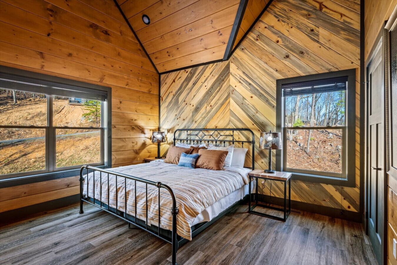 Skrivebord, strykejern/-brett, reiseseng for barn og wi-fi