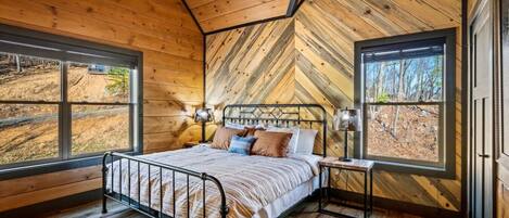 Skrivebord, strykejern/-brett, reiseseng for barn og wi-fi