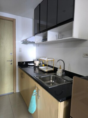 Condo Signature, 1 chambre, non-fumeur, vue sur la ville | Cuisinette privée | Réfrigérateur, four à micro-ondes, surface de cuisson, lave-vaisselle