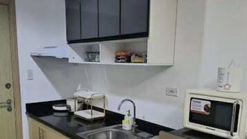 Signature Condo, 1 Bedroom, Non Smoking, City View | Private kitchenette