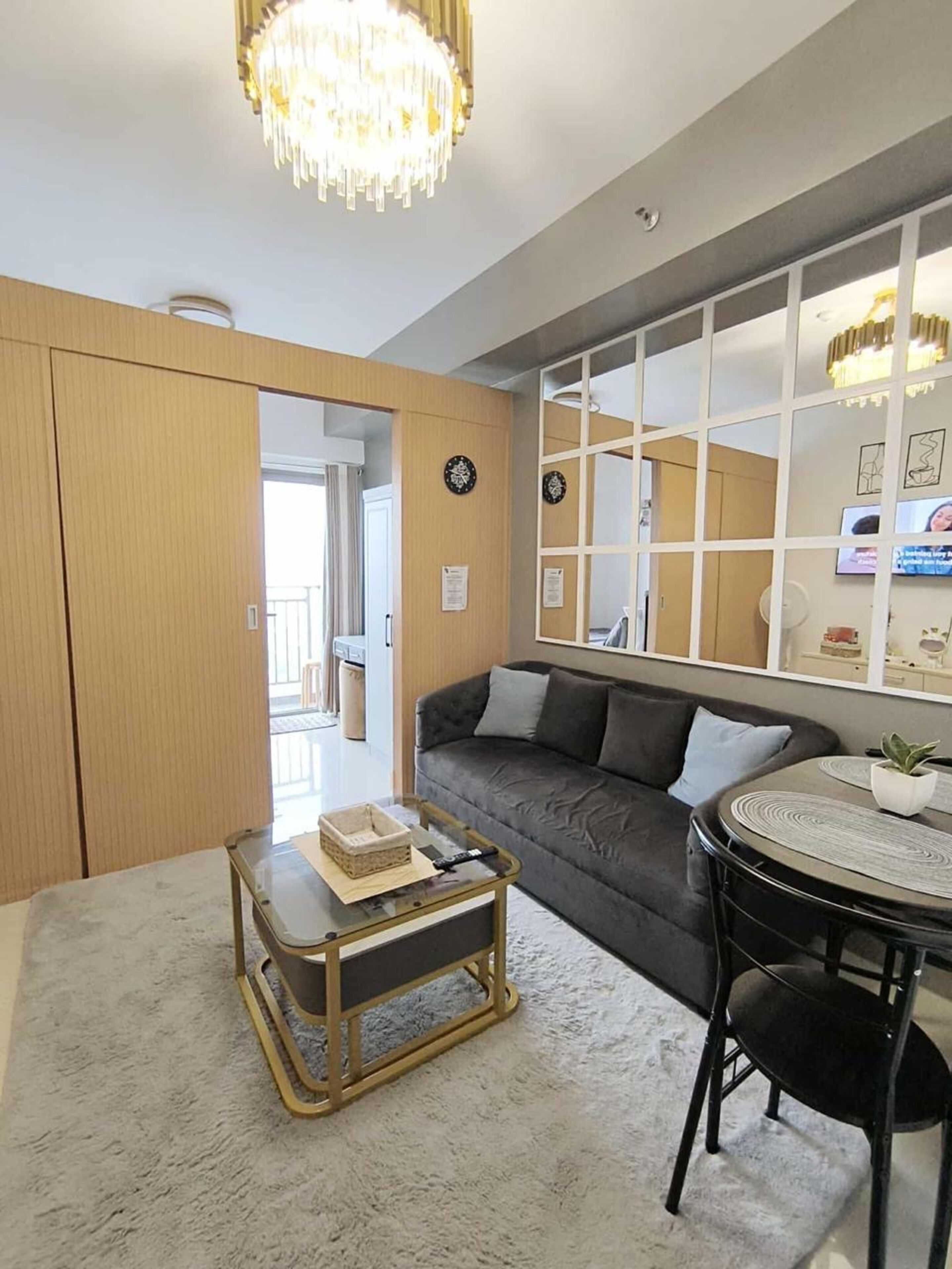 Condo com design assinado, 1 quarto, para não fumantes, vista para a cidade | Sala de estar | Smart TV 45 polegadas com canais via satélite, mesa de pingue-pongue