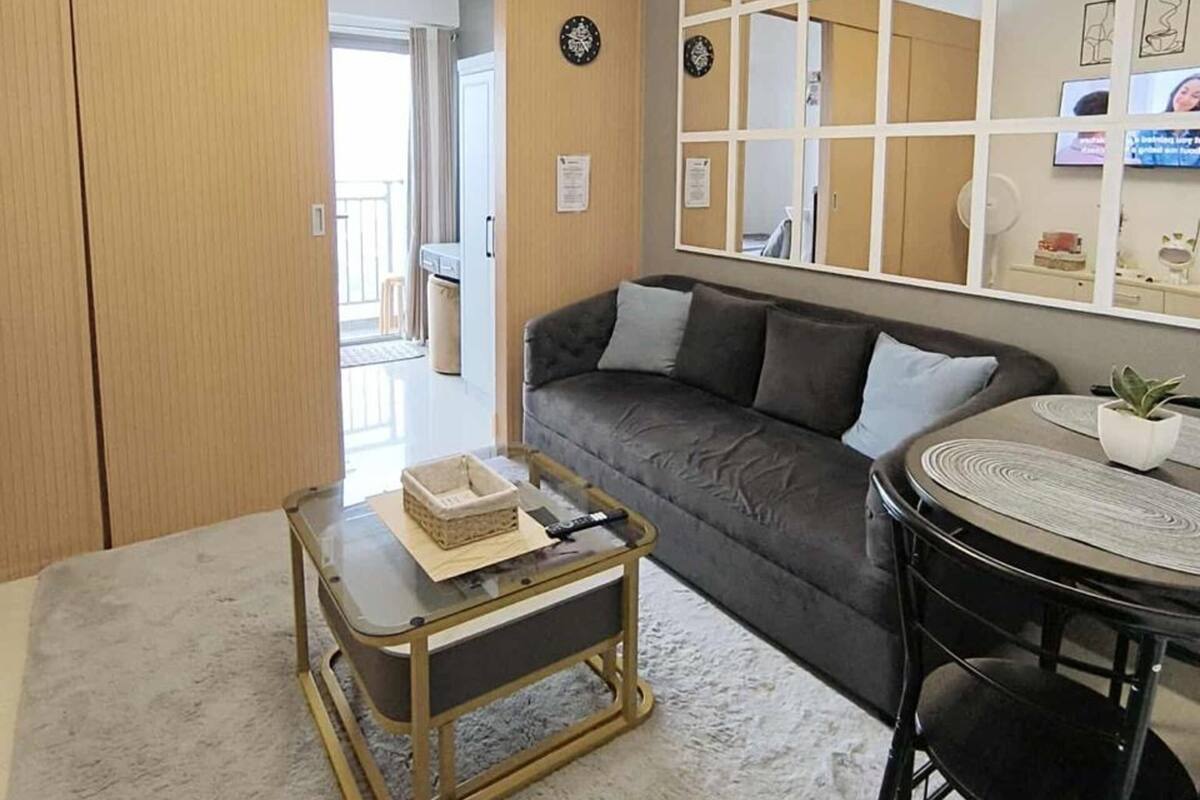 特色公寓式客房, 1 间卧室, 无烟房, 城市景观 | 客厅 | 45-英寸智能电视 (配备卫星频道)、乒乓球