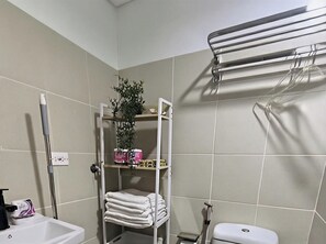 Condo có thiết kế đặc trưng, 1 phòng ngủ, không hút thuốc, quang cảnh thành phố | Phòng tắm | Buồng tắm vòi sen, khăn tắm 