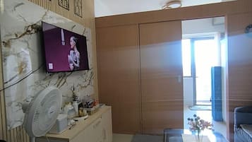 Appartamento Signature, 1 camera da letto, non fumatori, vista città | Soggiorno | Smart TV 45 pollici con canali satellitari, tavolo da ping pong