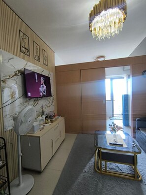 Condo Signature, 1 chambre, non-fumeur, vue sur la ville | Salle de séjour | Téléviseur connecté de 45 po avec télévision par satellite