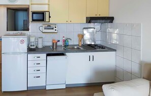 Fridge, microwave, stovetop, dishwasher - Nice apartment in Zivogosce with WiFi (Zivogosce)
