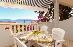 Outdoor dining - Nice apartment in Zivogosce with WiFi (Zivogosce)