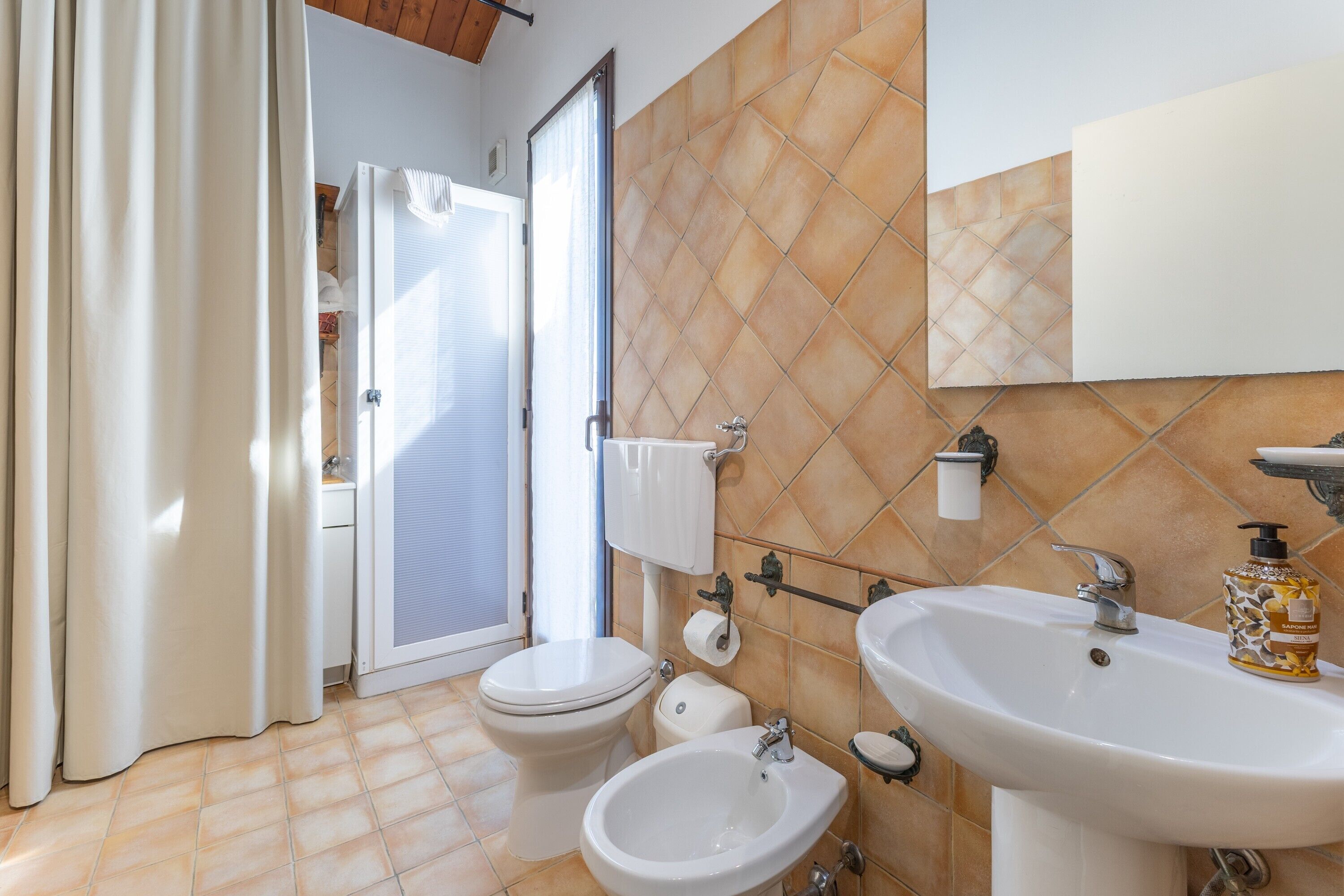 Douche, sèche-cheveux, serviettes fournies