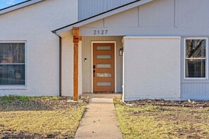House | 3 bedrooms, Internet - Haven House King Bed Backyard Pool (Richardson)